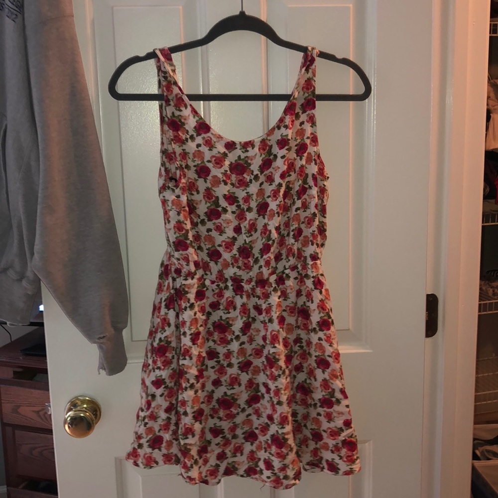 Floral dress with key hole back